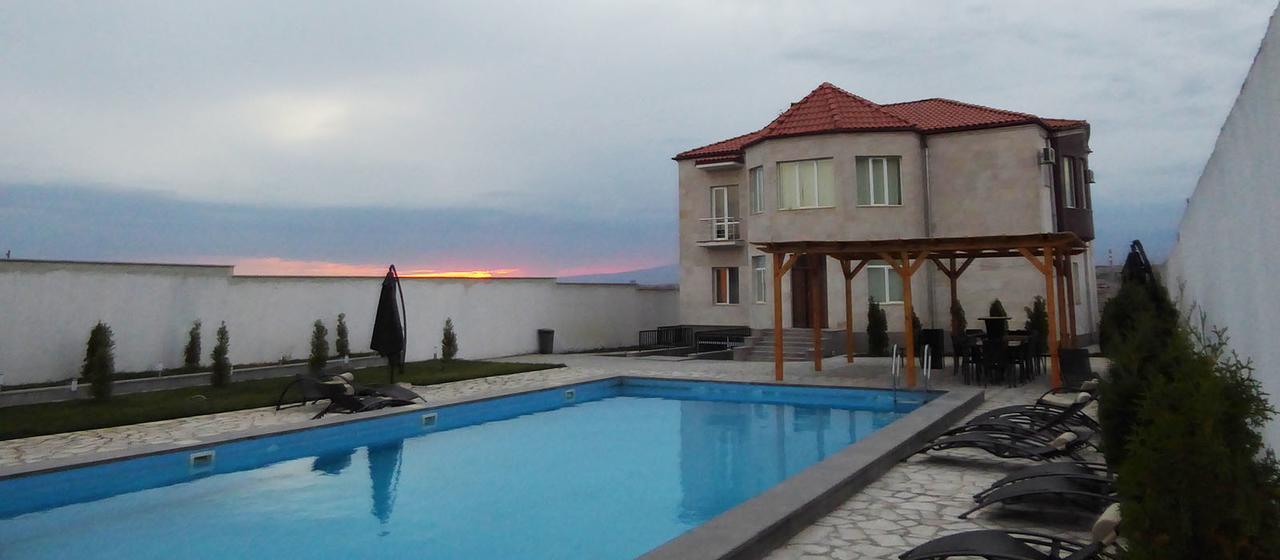 Ossanna Hotel Erevan Esterno foto