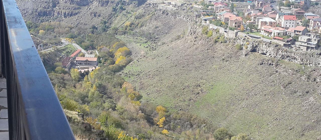 Ossanna Hotel Erevan Esterno foto