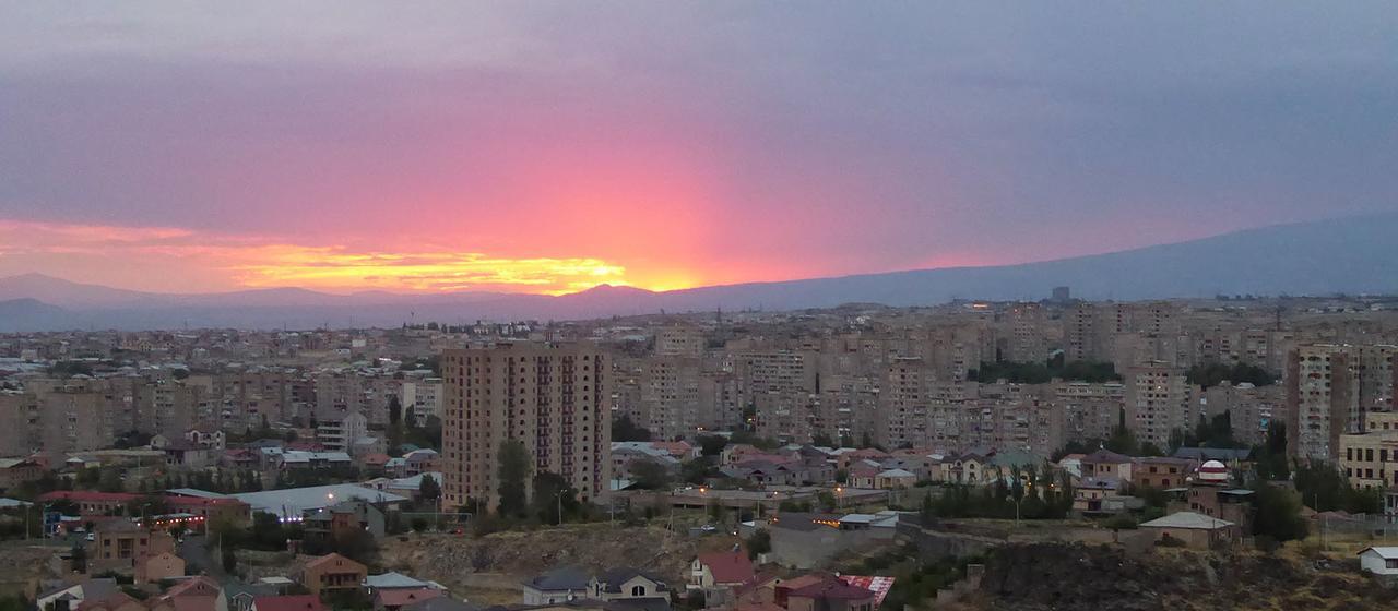 Ossanna Hotel Erevan Esterno foto