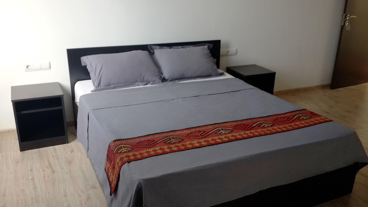 Ossanna Hotel Erevan Esterno foto
