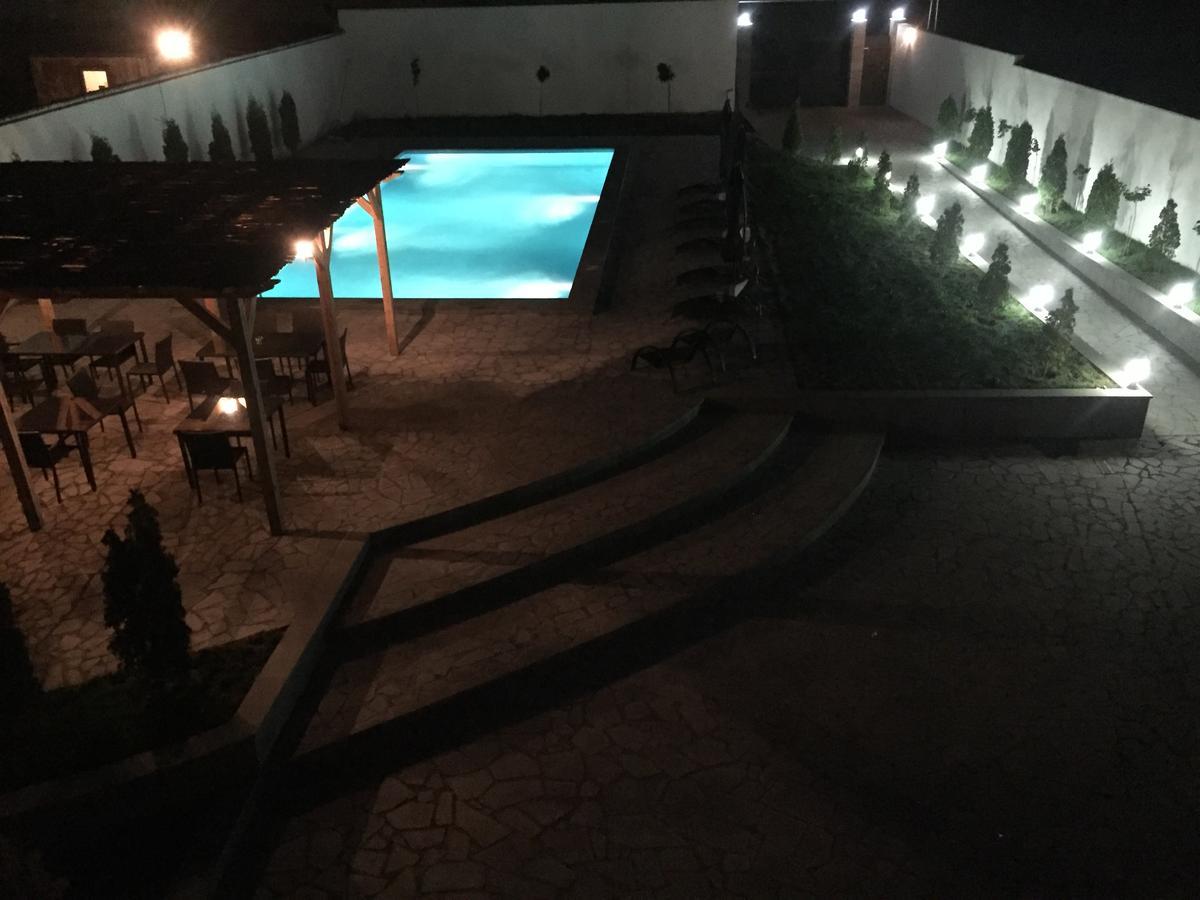 Ossanna Hotel Erevan Esterno foto