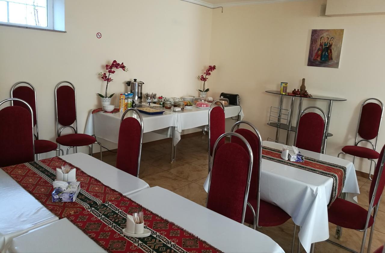 Ossanna Hotel Erevan Esterno foto