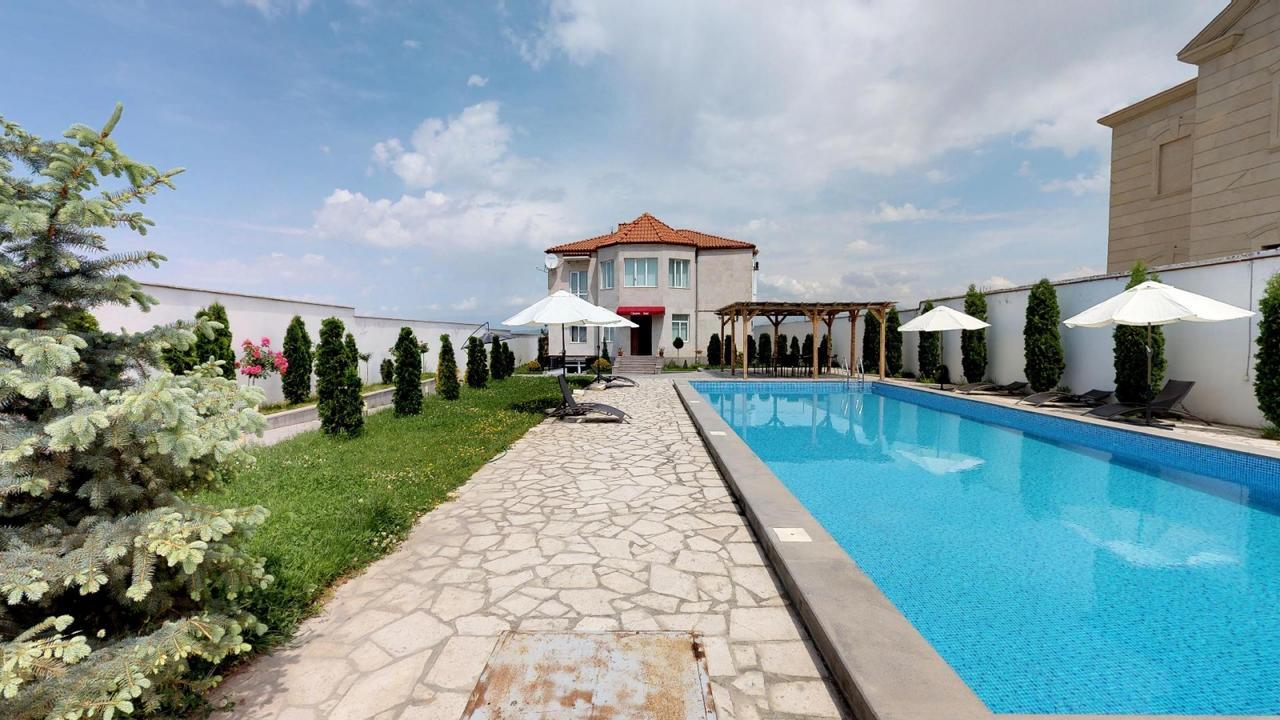 Ossanna Hotel Erevan Esterno foto