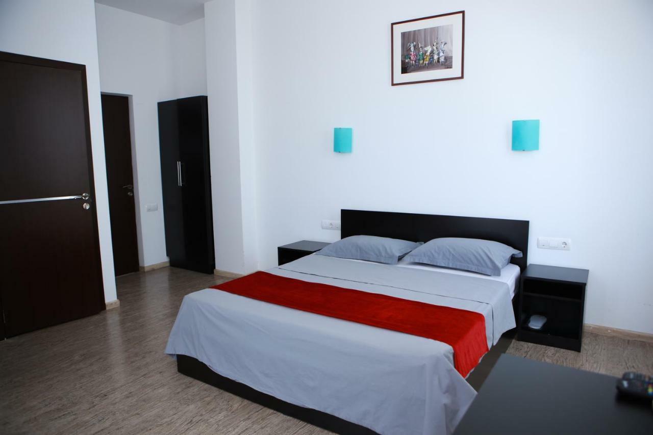 Ossanna Hotel Erevan Esterno foto