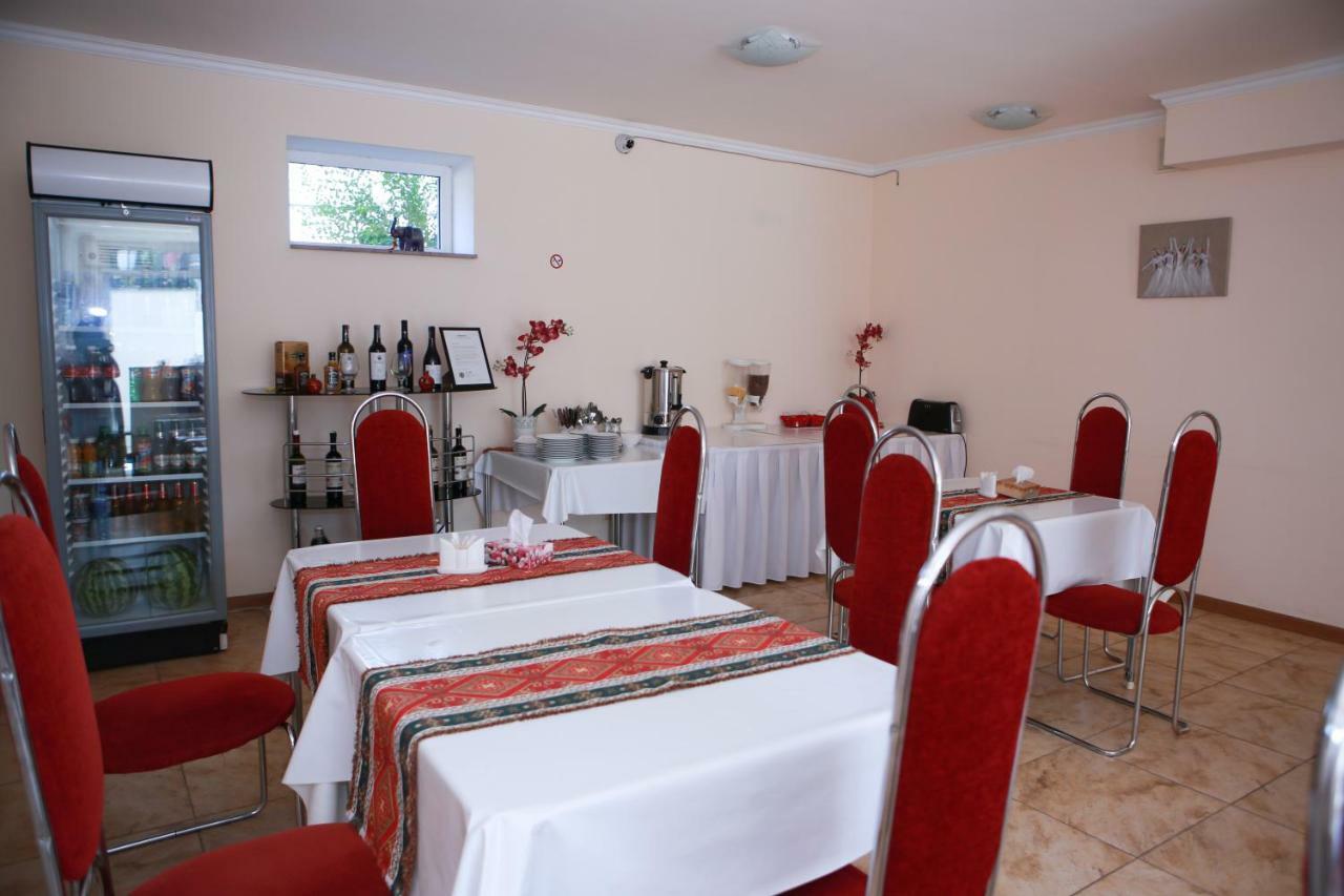 Ossanna Hotel Erevan Esterno foto
